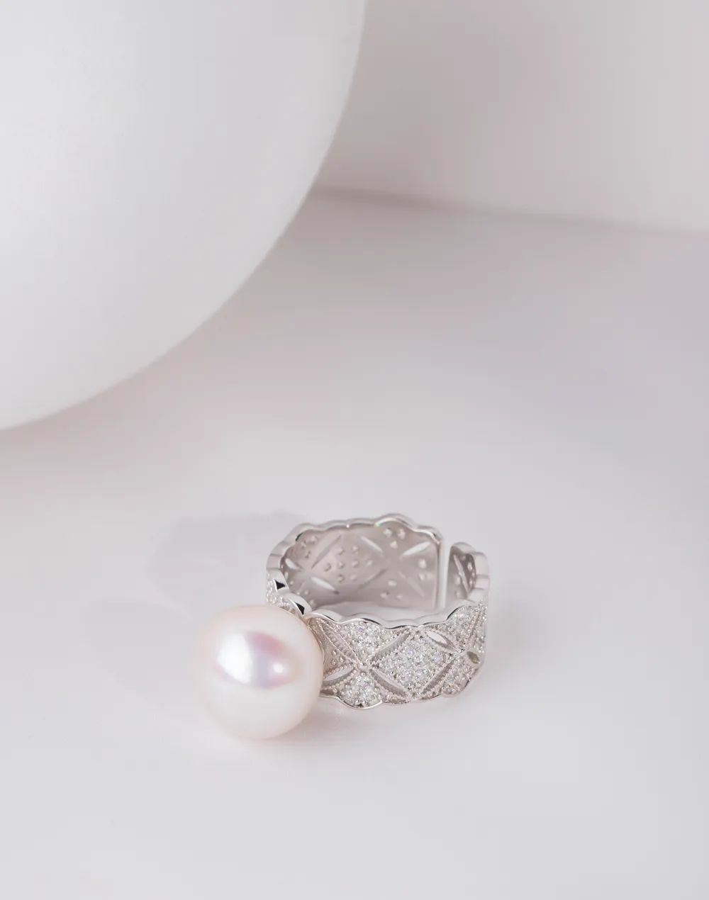 2024最新款戒指,探索小巷中的寶藏，2024最新款戒指