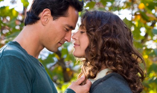 時(shí)代變遷下的新型親吻，情感表達(dá)的新方式