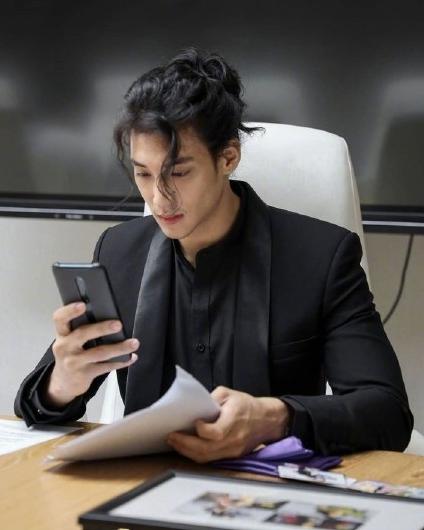 張演員男的舞臺與熒屏之旅，學習成長與自信光芒的展現(xiàn)