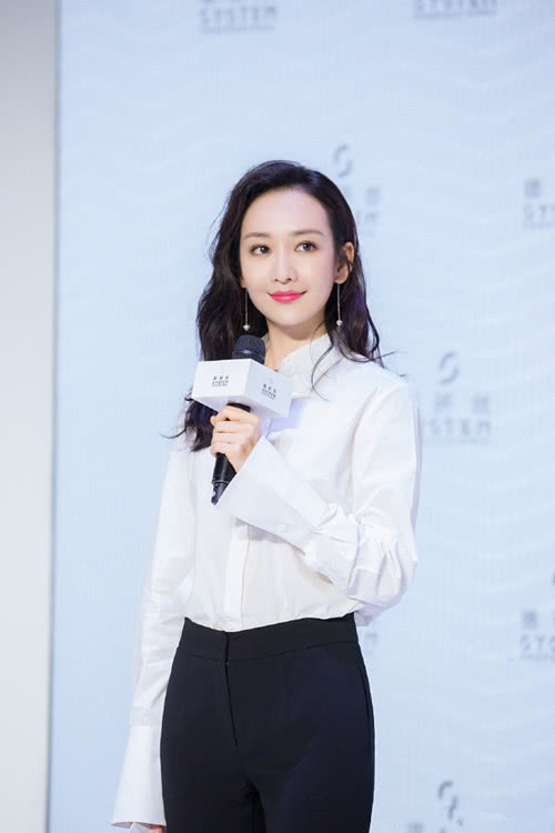 王鷗明星大偵探造型，自然美景中的心靈探索之旅