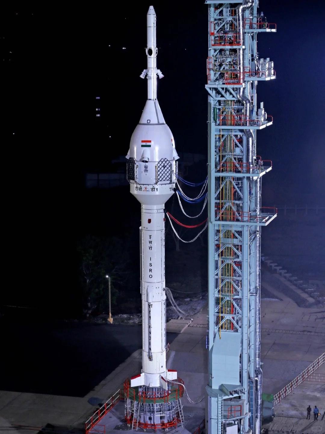 最新衛(wèi)星火箭，雙刃劍效應(yīng)下的發(fā)展觀點解析