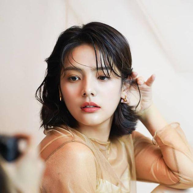 韓國年輕女演員引領(lǐng)科技潮流，未來高科技產(chǎn)品的魅力展示