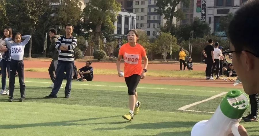 小蝸牛的田徑夢，綠意盎然賽場上的奇遇之旅