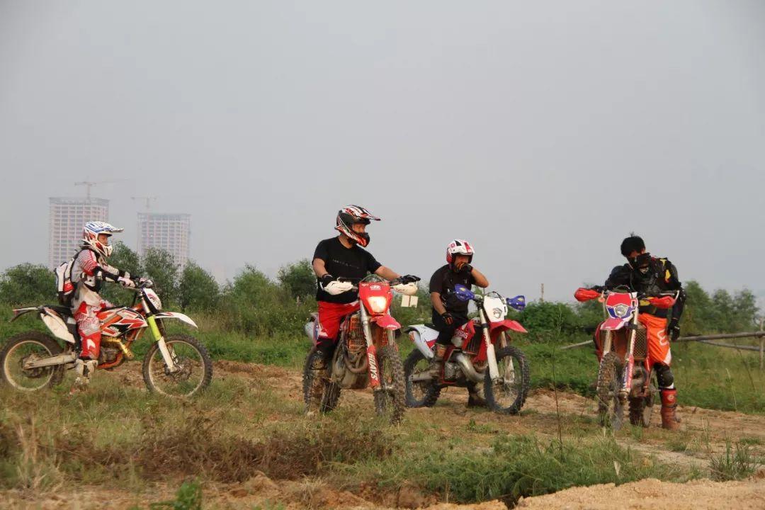 越野摩托車比賽，小巷中的熱血激情與神秘探險之旅