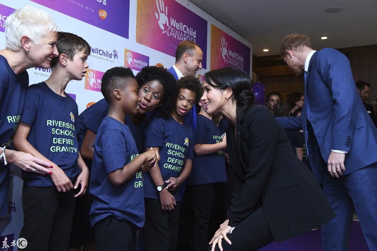 英國(guó)王妃凱特最新服裝引領(lǐng)時(shí)尚潮流，英倫風(fēng)尚再燃！