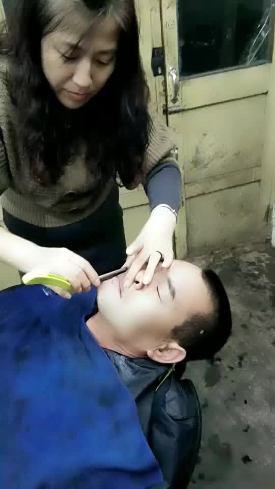 女人刮臉最新視頻，時(shí)尚美容新趨勢(shì)揭秘