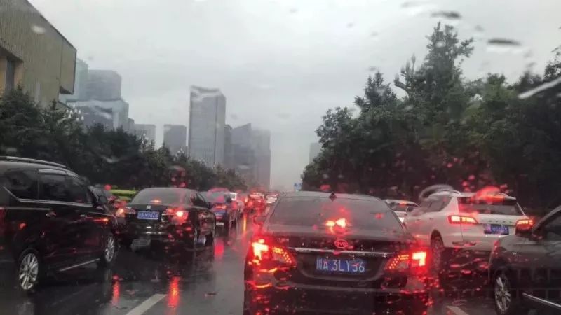 成都暴雨下的驚喜探索，小巷特色小店